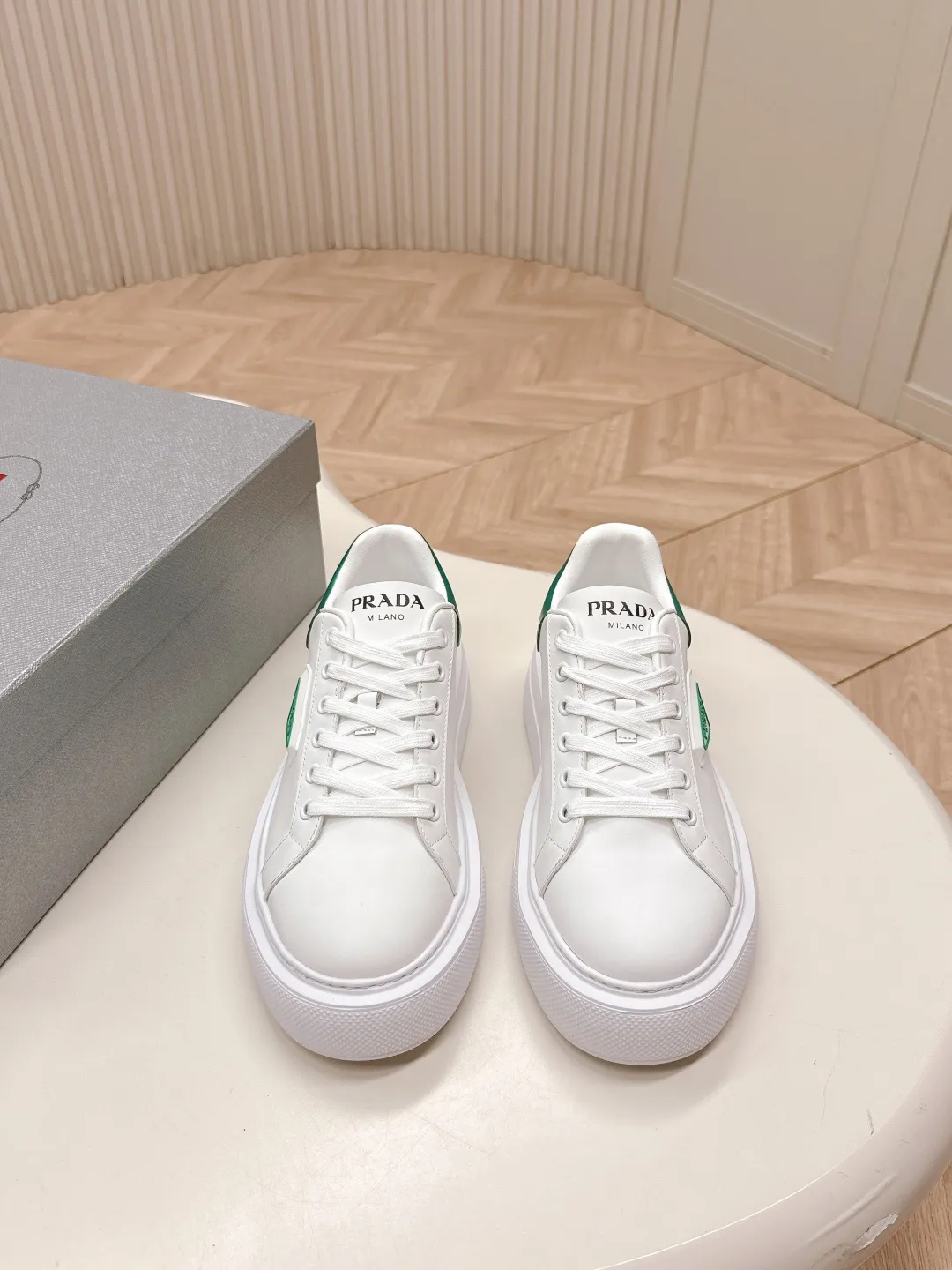 👟👟Ex-factory price 600👟👟 Prada 25ss new casual white shoes, couple style 👫 P fashion white shoes, re-released, high-quality shipments, elegant and generous, comfortable on the feet, super classic, super light and comfortable on the feet Fabric: silky cowhide Lining: water-dyed sheepskin lining + genuine leather foot sole: EVA outsole Code number: 35-45 (40 for women, 45 for men, customized)